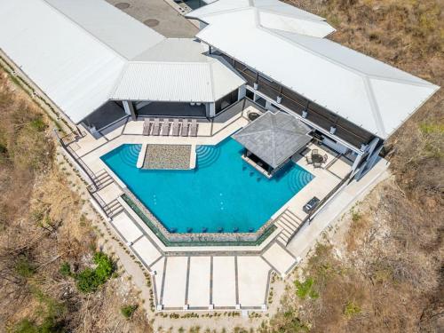 Bazén v ubytování Luxurious Mountaintop Retreat with Ocean Views nebo v jeho okolí