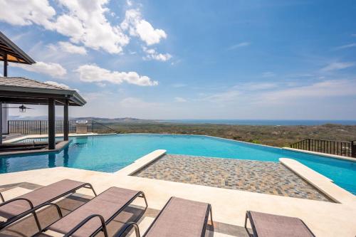 Bazén v ubytování Luxurious Mountaintop Retreat with Ocean Views nebo v jeho okolí