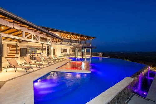 Bazén v ubytování Luxurious Mountaintop Retreat with Ocean Views nebo v jeho okolí