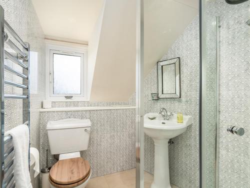 Bilik mandi di Stylish Cottage Peaceful Rural Retreat Pass The Keys