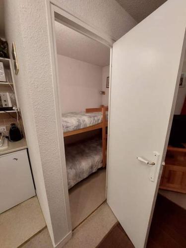 Cette chambre comprend un placard avec un lit. dans l'établissement Studio Mount La Vie, à Allos