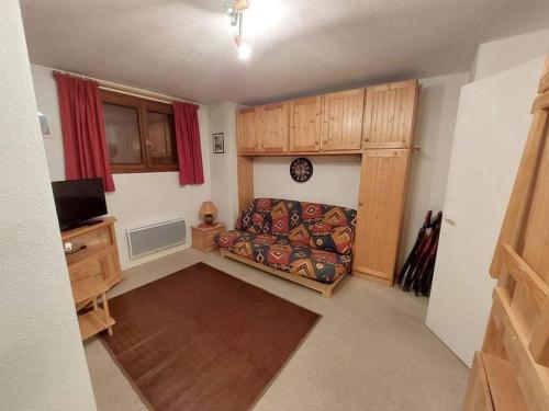 Il comprend un salon doté d'un canapé et d'une télévision. dans l'établissement Studio Mount La Vie, à Allos