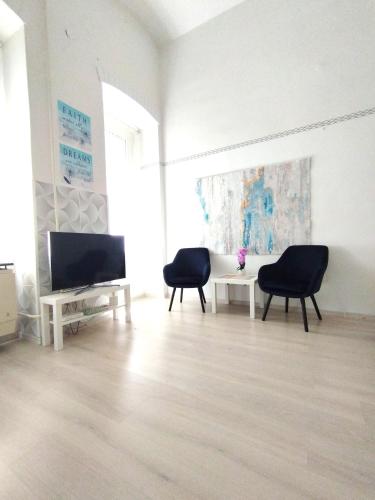 FREE PARKING GARAGE! Downtown apartment, Best location!