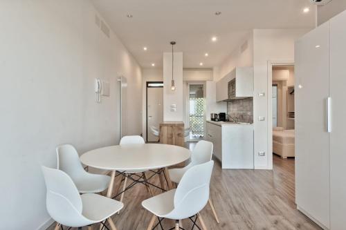 Η κουζίνα ή μικρή κουζίνα στο P1 Sweet Apartment Lake View&Pool