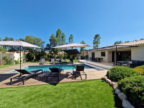 Bazén v ubytování Villa ALVALMAX nebo v jeho okolí