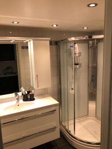 Phòng tắm tại Flott leilighet med topp utsikt