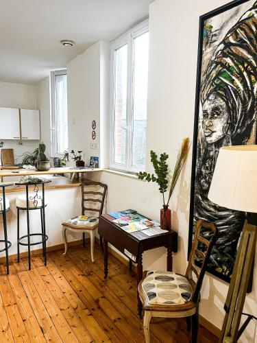 un salon avec une table et une cuisine dans l'établissement L'Akwaba Fécamp, à Fécamp