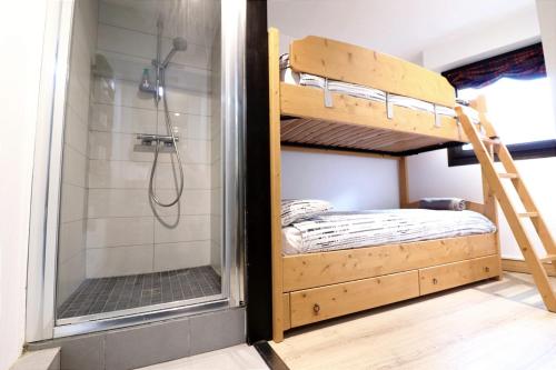 - une chambre avec des lits superposés et une douche dans l'établissement Cozy Alpine Stay Séjour cosy au centre, à Chamonix-Mont-Blanc