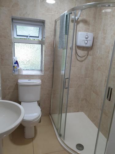 Ένα μπάνιο στο Lake lodging Dungloe 1 mile from Dungloe, 2bdrm max3 adults