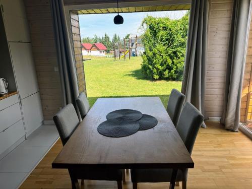 a black hat sitting on a wooden table in a kitchen at Jaśminowy Sad in Mikołajki