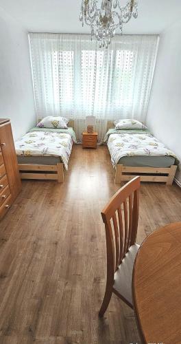 Ένα ή περισσότερα κρεβάτια σε δωμάτιο στο Apartament u Agusi