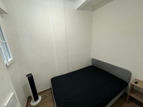 Cette petite chambre comprend un lit d'angle. dans l'établissement Agora, à Nice