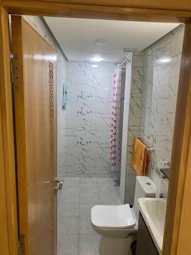 ein Badezimmer mit Dusche, Toilette und Waschbecken in der Unterkunft Chez Soad in Bouznika