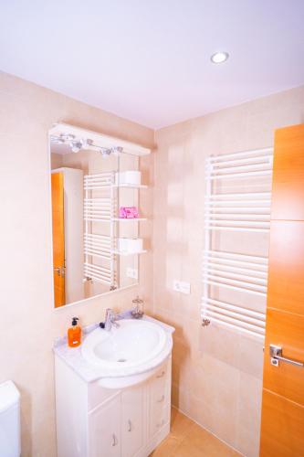 a bathroom with a sink and a mirror at Apartamento CyM in Ronda