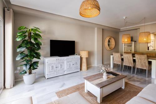 Ruim 3-slaapkamerappartement met zwembad en 2 privéparkeerplaatsen