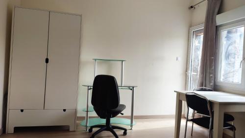 an office with a black chair and a desk at Studio Pour Une deux Personnes in La Courneuve