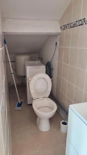 une salle de bain avec toilettes dans une petite pièce dans l'établissement Studio Pour Une deux Personnes, à La Courneuve