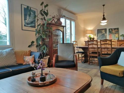 un salon avec une table et des chaises dans l'établissement Chez pépé, à Clohars-Carnoët