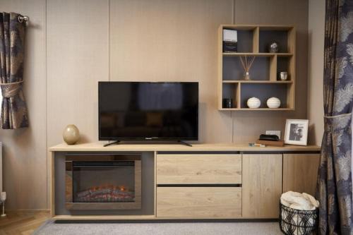 a living room with a tv and a fireplace at Elegant 2 Bed 1 and Half Bath Caravan in Holiday Resort Village in Northampton