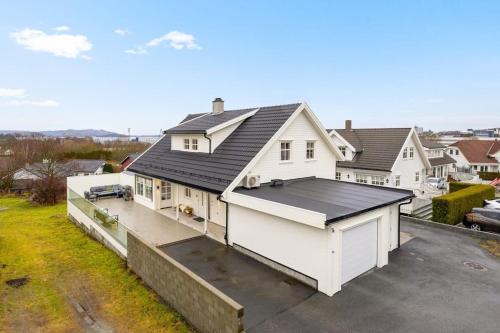 an aerial view of a white house with a garage at House with 5 bedrooms, 2 bathrooms, available for ONSS in Stavanger
