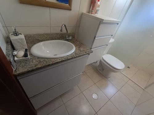 大普拉亚São Conrado的带水槽和马桶的浴室