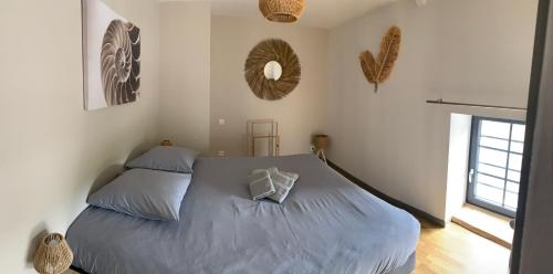 une chambre avec un lit dans une pièce dans l'établissement COTTAGES LA CHENERIE, à Ancteville