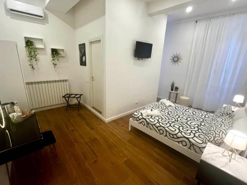 una camera da letto con un letto e una TV a parete di Pantheon 15 a Roma