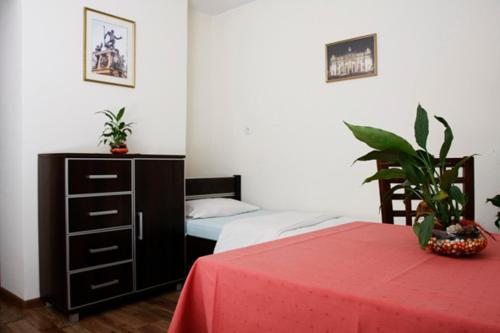 1 dormitorio con cama y mesa con mantel rojo en Euro Zajazd - Casa Di Fulvio Maria Viola, en Bielsko-Biala