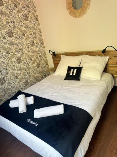 un lit avec deux serviettes dessus dans l'établissement Le cosy charmeur Climatisé avec patio, à Tours