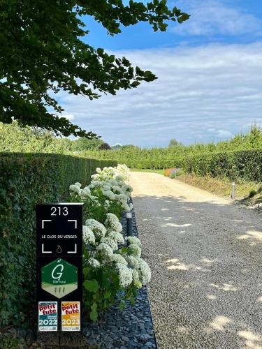 a street sign next to a bunch of white flowers at Le Clos du Verger in Aubel