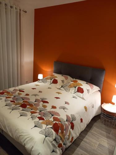 ein Schlafzimmer mit einem Bett mit Blättern darauf in der Unterkunft Gîte studio 2 pers Le Coquelicot entre Loire et Sologne in Saint-Claude-de-Diray