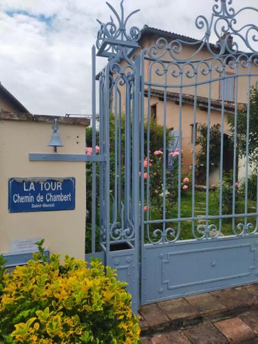 a blue gate in front of a garden at STUDIO LA ROSERAIE avec jardin privatif proche centre ville in Moissac
