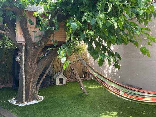 un hamac sous un arbre dans une cour dans l'établissement Villa Cantemerle, 3 chambres, jardin, à Arcachon