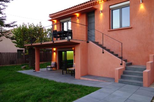 une maison avec un patio avec des escaliers et un balcon dans l'établissement Madehouse - T3 indépendant-Parking-Piscine-Centre ville Aix à pied, à Aix-en-Provence