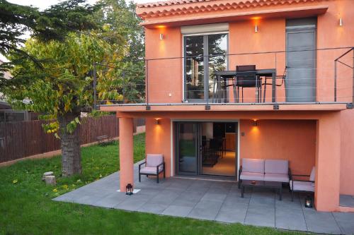 Cette maison dispose d'un balcon avec une table et des chaises. dans l'établissement Madehouse - T3 indépendant-Parking-Piscine-Centre ville Aix à pied, à Aix-en-Provence
