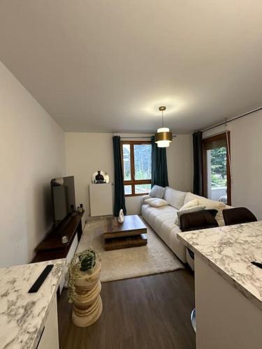 un salon avec un canapé et une table dans l'établissement PARIS CDG Superbe appartement en résidence, à Villepinte