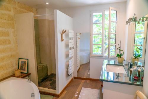 une salle de bain avec toilettes, lavabo et baignoire dans l'établissement Mas de la Chamberte, à Montpellier