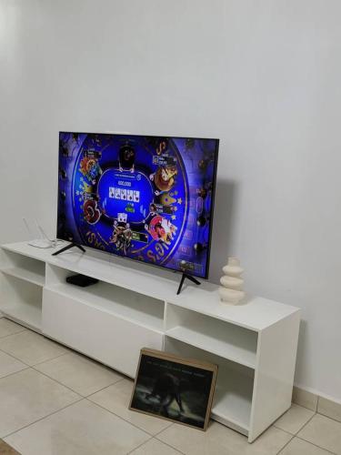 Résidence Emeraude Librevilleにあるテレビまたはエンターテインメントセンター