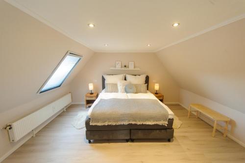 Katil atau katil-katil dalam bilik di Ferienwohnung Schlafgemach - Gemütlicher Urlaub zwischen Ostsee und Holsteinische Schweiz - Boxspringbett & Wallbox