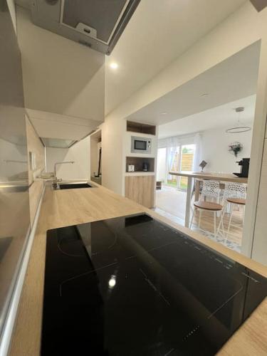 une cuisine avec un comptoir noir dans une pièce dans l'établissement Chez Hugo, à Saint-Brice-Courcelles