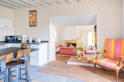 une cuisine et un salon avec un canapé et une table dans l'établissement Villa Tapia - Plaine de Versailles, à Crespières