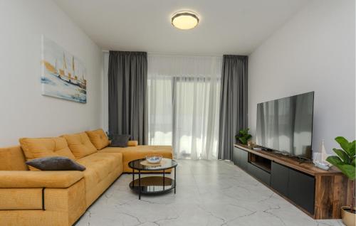 Televisyen dan/atau pusat hiburan di 4 Bedroom Awesome Home In Posedarje