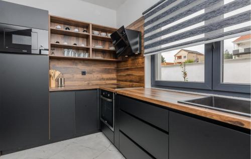 Η κουζίνα ή μικρή κουζίνα στο 4 Bedroom Awesome Home In Posedarje