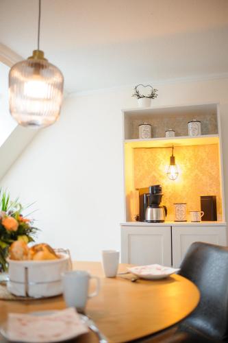 Ruang duduk di Ferienwohnung Schlafgemach - Gemütlicher Urlaub zwischen Ostsee und Holsteinische Schweiz - Boxspringbett & Wallbox