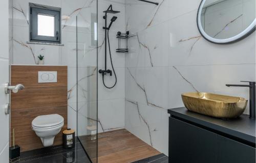 Ένα μπάνιο στο 4 Bedroom Awesome Home In Posedarje