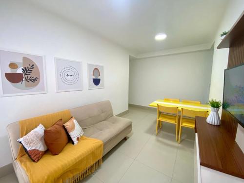 Μια τηλεόραση ή/και κέντρο ψυχαγωγίας στο Seu apartamento com vista mar na Orla de Atalaia
