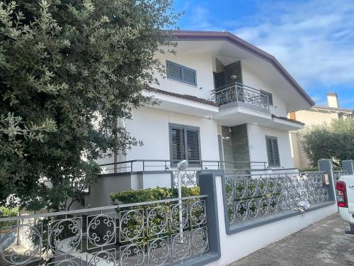 Το κτήριο όπου στεγάζεται  το διαμέρισμα