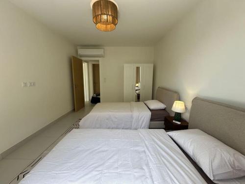 Giường trong phòng chung tại Marassi Marina Front 2bedr chalet