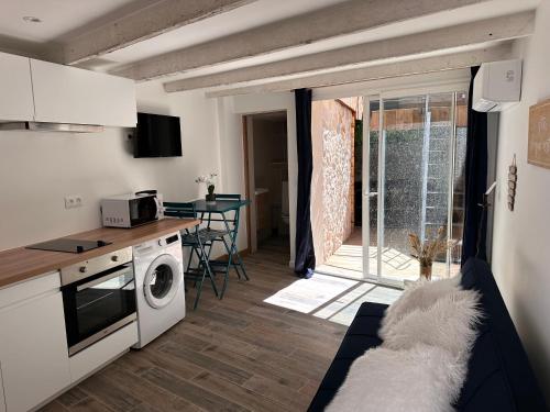 Il dispose d'une cuisine et d'un salon avec une cuisinière et un four. dans l'établissement Maison de village Love Room, à Mauguio