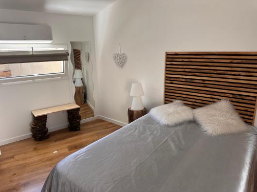 - une chambre avec un lit doté d'oreillers en fourrure dans l'établissement Maison de village Love Room, à Mauguio
